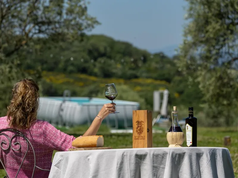 Un aperitivo a bordo piscina con vista sulle colline