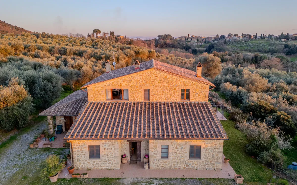 Pascianella vista dall'alto: la casa, l'uliveto e le colline