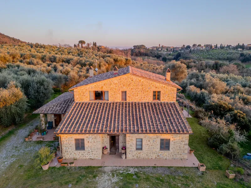 La casa vista dal drone tra gli ulivi