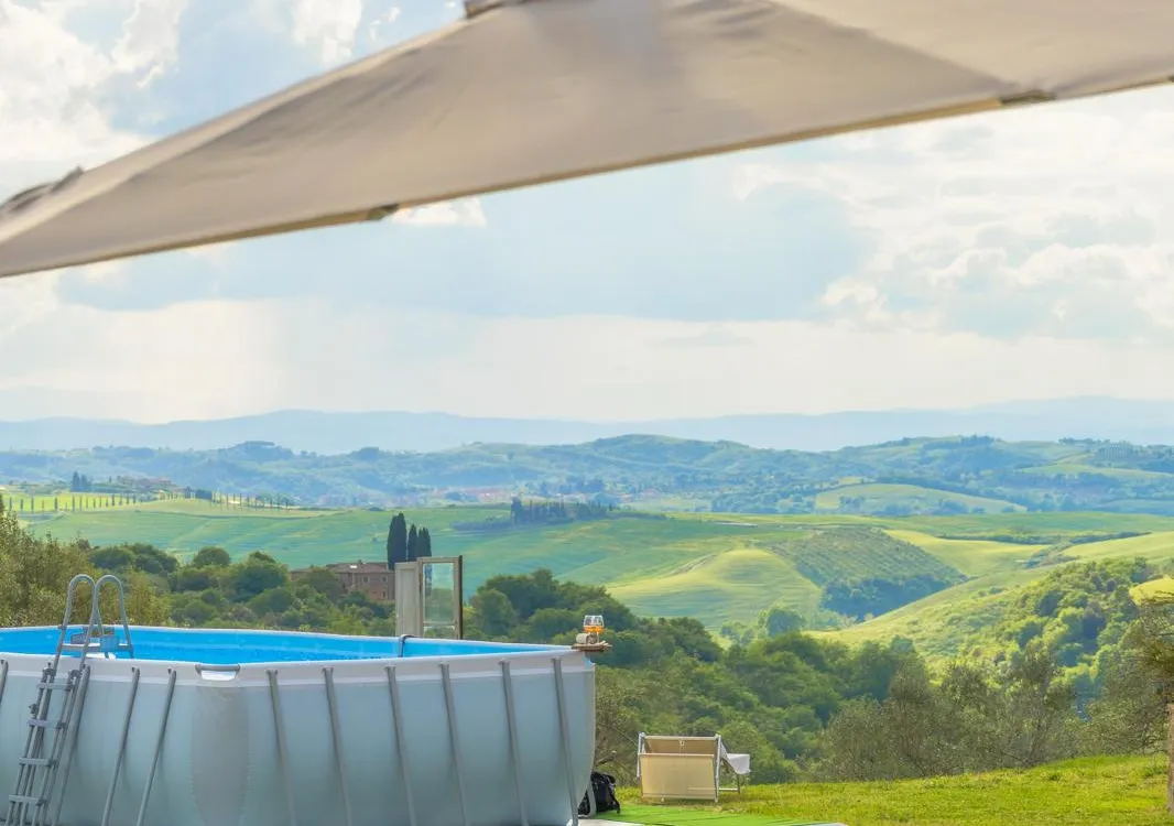 La piscina dell'agriturismo con vista sulle colline delle Crete Senesi