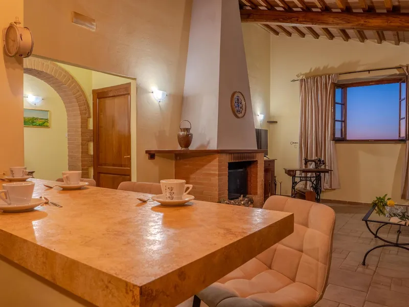 La sala da pranzo con il camino